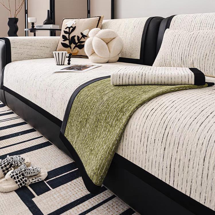 Soft Textured Chenille Contrast-Trim Non-Slip Couch Cover styled on a sofa Imagen principal del producto