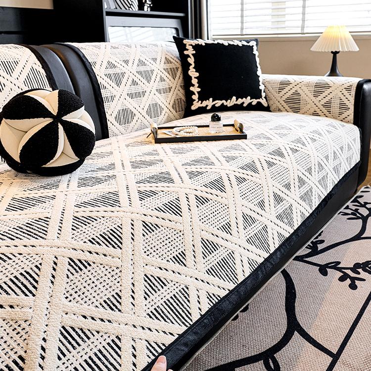 Modern Geometric Chenille Non-Slip Couch Cover styled on a sofa Imagen principal del producto
