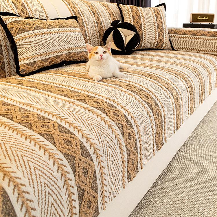 Boho Herringbone Stripe Chenille Couch Cover styled on a sofa Imagen principal del producto