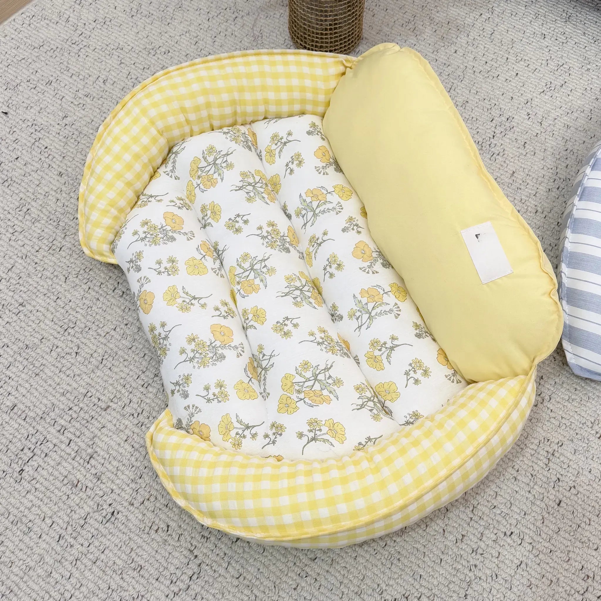 Curved Sofa Pet Bed with Padded Headrest and Bolsters Zweitbild